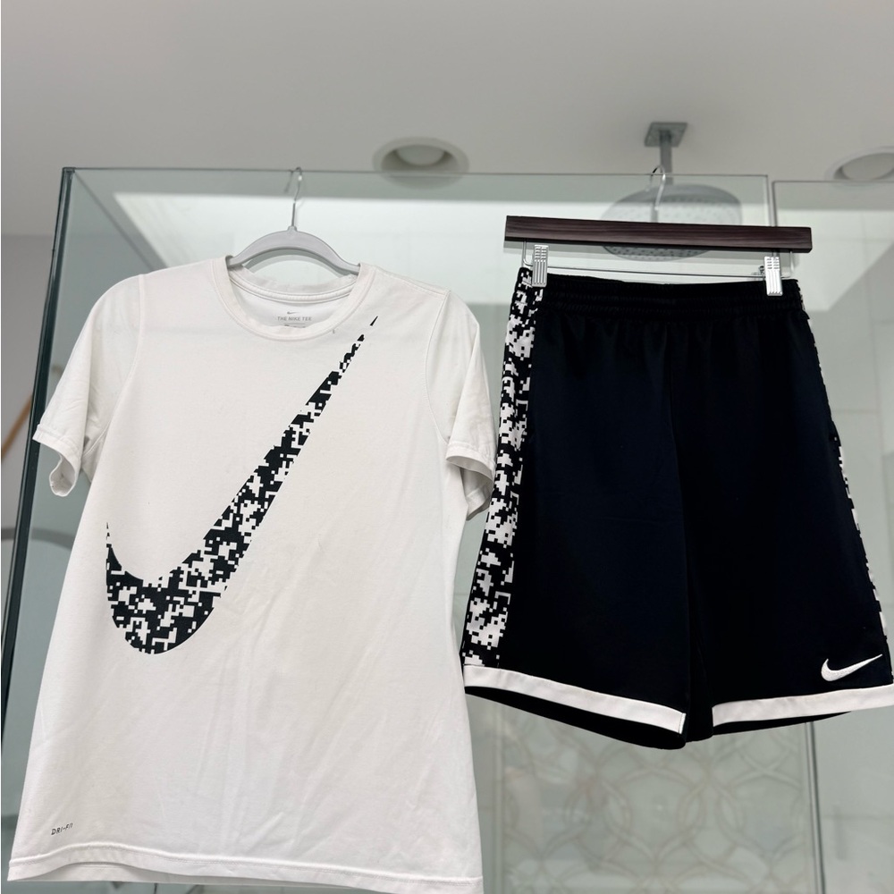 Nike Athletic Shorts/Top Set